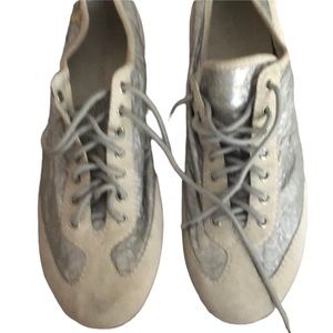 Nine West size 9.5 silver leather lightweight sneakers NWOT